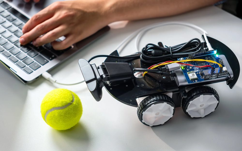 아두이노로 만든 로봇카를 노트북으로 코딩하는 수업